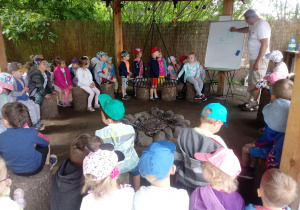 Dzieci zasłuchane w opowieść Pana Pszczelarza.