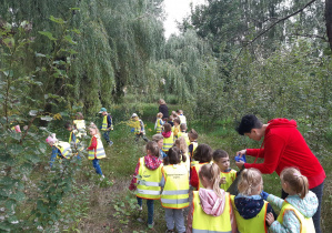 GR. III i IV. Dzieci zbierają śmieci w pobliskim parku.