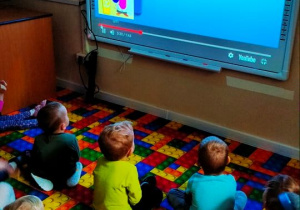 GR I. Dzieci oglądają bajkę edukacyjną "Segreguję śmieci"