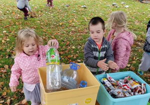 GR. II. Dzieci w ogrodzie segregują samodzielnie odpady
