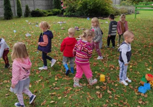 GR. II. Dzieci w ogrodzie segregują samodzielnie odpady