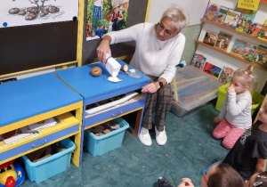 Pani Marzenka wyjaśnia dzieciom temat zabaw.
