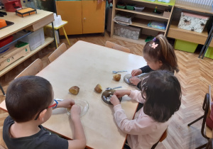 Dzieci samodzielnie wykonują papkę ziemniaczaną.