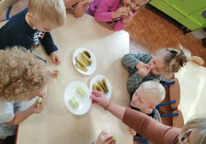 Dzieci konsumują ogórki kiszone.