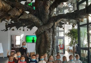 Dzieci pod teatralnym drzewem.