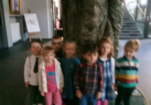 Dzieci pod teatralnym drzewem.