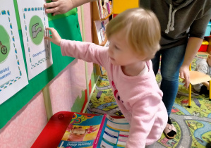 Dziecko wskazuje na tablicy właściwą ilustrację