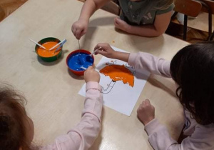 Dzieci malują rosnącymi farbami.