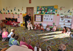 Pan Policjant rozmawia z dziećmi.