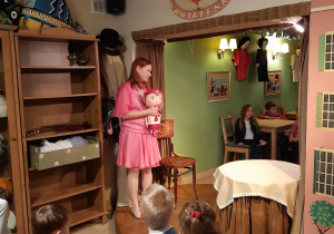 Aktorka opowiada o lalkach i rekwizytach wykorzystanych w bajce.