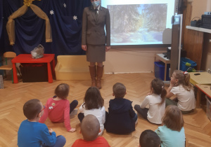 Dzieci wsłuchane i wpatrzone w pezentację multimedialna przygotowaną przez Panią Leśnik.