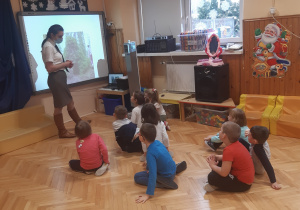 Dzieci wsłuchane i wpatrzone w pezentację multimedialna przygotowaną przez Panią Leśnik.