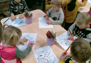 Dzieci kolorują obrazki.