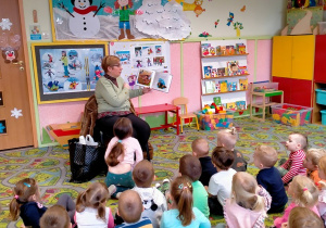 Pani Ania czyta dzieciom.