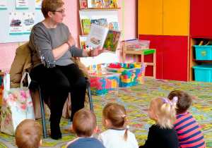 Pani Ania czyta dzieciom