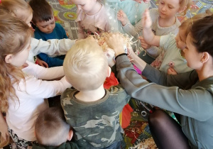 Dzieci podczas wykonywania Marzanny.