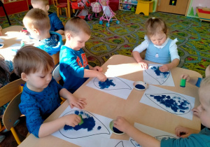 Dzieci malują kropelki wody