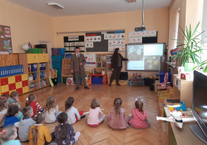 Dzieci wsłuchane i wpatrzone w prezentację multimedialną