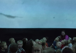 Dzieci w oczekiwaniu na film.