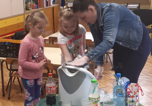 Dziewczynki pomagają w przygotowaniu lodów.