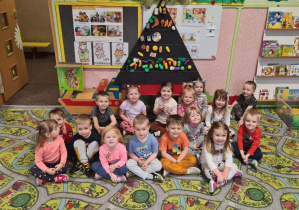 Dzieci przy piramidzie zdrowego żywienia.