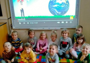 Dzieci po projekcji filmu edukacyjnego.