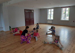 Dzieci podczas zabaw taneczno- rytmicznych.