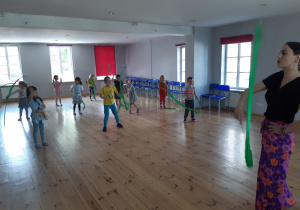 Dzieci podczas zabaw taneczno- rytmicznych.