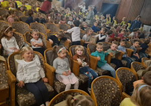 Dzieci w teatrze.