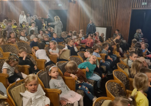 Dzieci w teatrze.