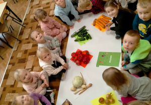 dzieci pozują z warzywami