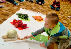 dziecko kłądzie marchewkę