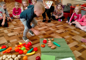 chłopiec wybiera warzywo