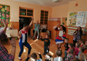 dzieci tańczą z tancerzami