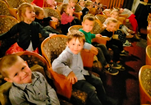 dzieci pozują w teatrze