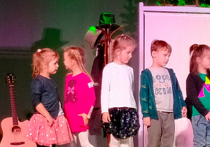 dzieci stoją na scenie