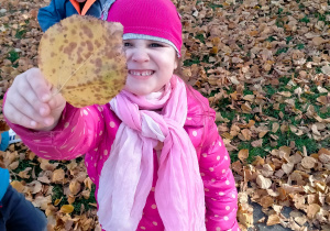 dziewczynka pokazuje liścia