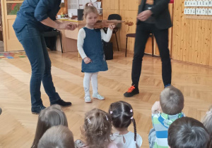 dziewczynka trzyma skrzypce