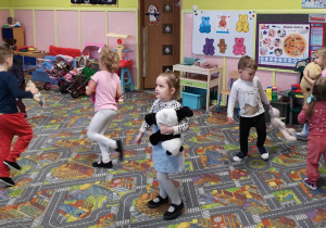 dzieci tańczą z misiami