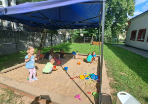 Dzieci budują w piaskownicy