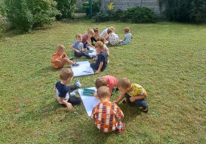 Dzieci malują w ogrodzie