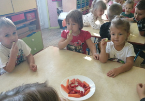Dzieci jedzą warzywa