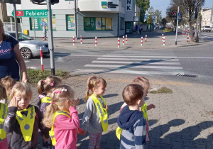 Dzieci stoją koło skrzyżowania