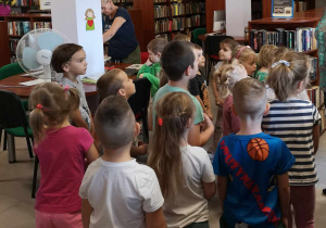 Dzieci oglądają zasoby biblioteki