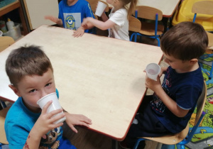 Dzieci piją mleko