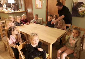 Dzieci siedzą przy stołach