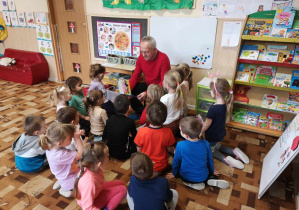 Dzieci słuchają baśni czytanej przez dziadka Gabrysi