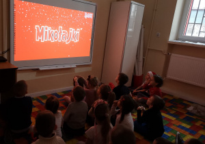Dzieci oglądaja film edukacyjny