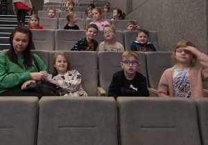 Dzieci pozujado zdjęcia w kinie