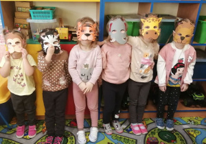 Dzieci pozuja w maskach